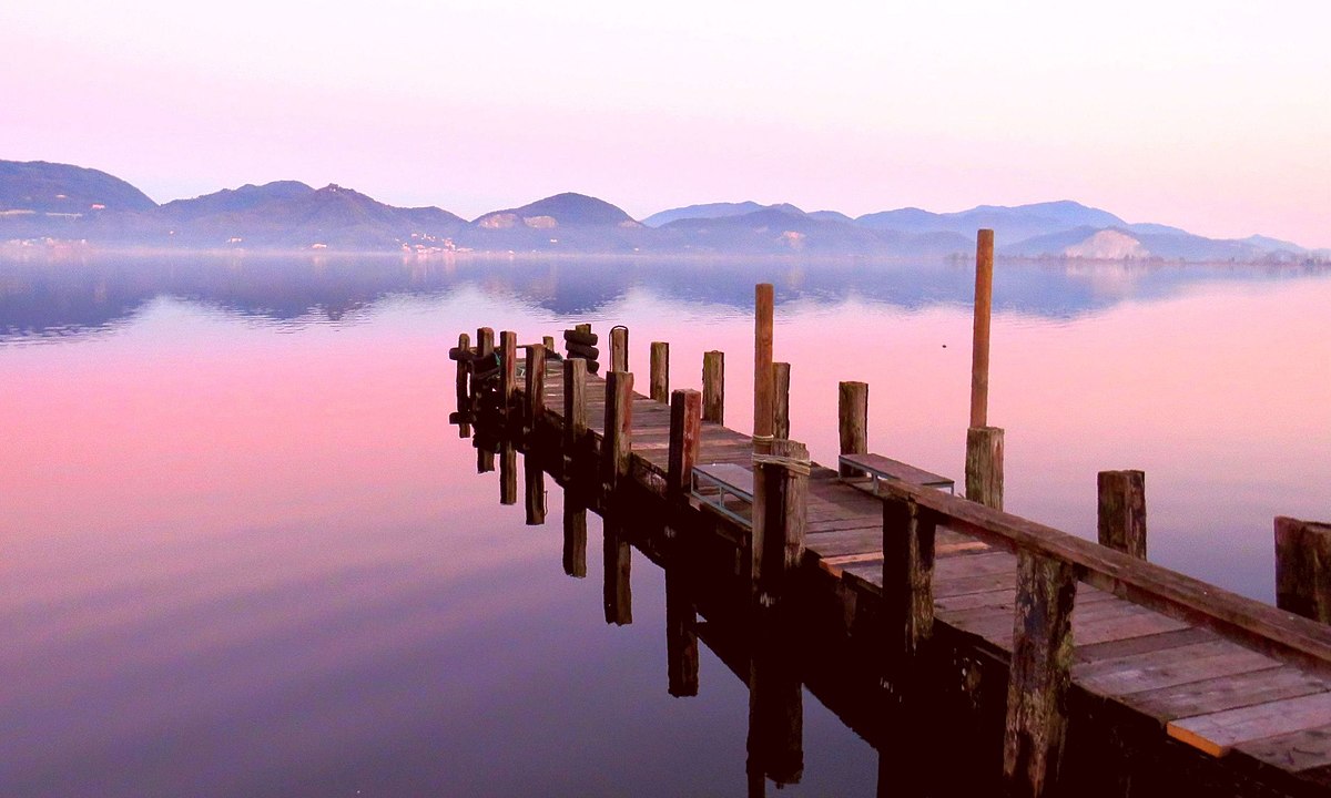 images/2023_news/1200px-Lago_di_Massaciuccoli_-_il_pontile_-_Torre_del_Lago_Puccini.jpg