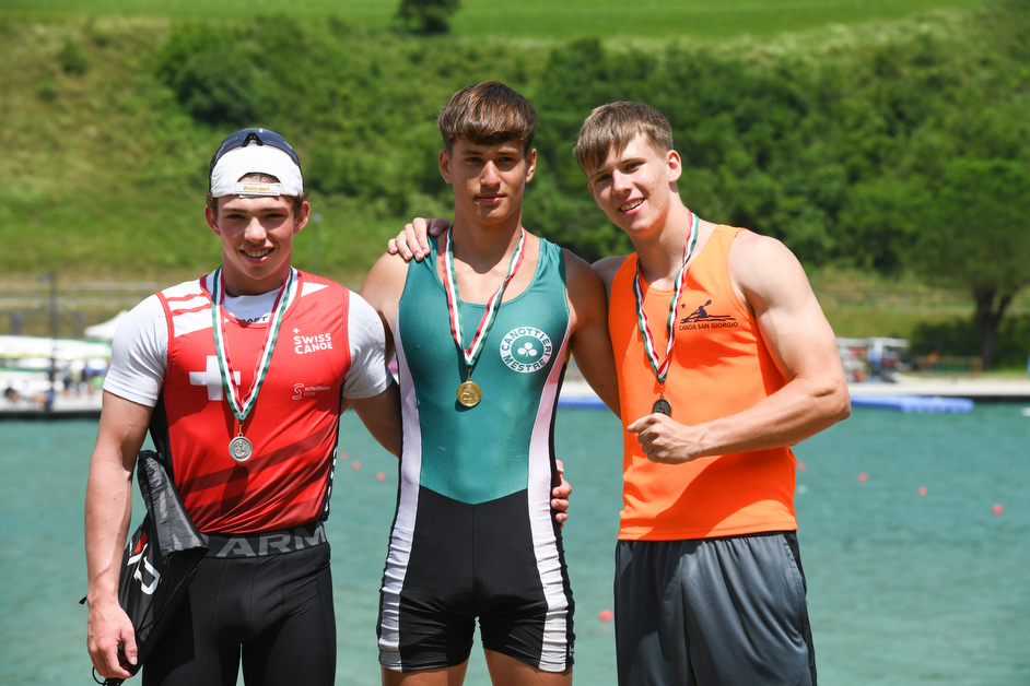 images/500_m_K1_junior_men_premiazione_Gabriele_Alberti.JPG