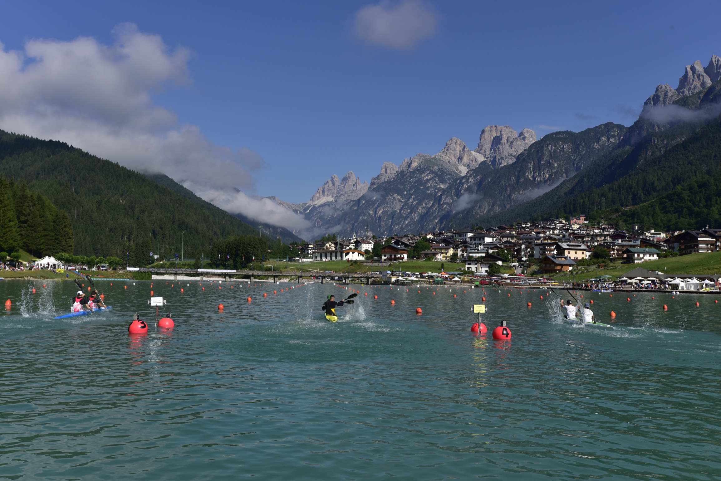 images/partenza_gara_canoa_panorama_TreCime_lago_di_Santa_Caterina_Auronzo_di_Cadore_autore_Matteo_Bertolin.JPG